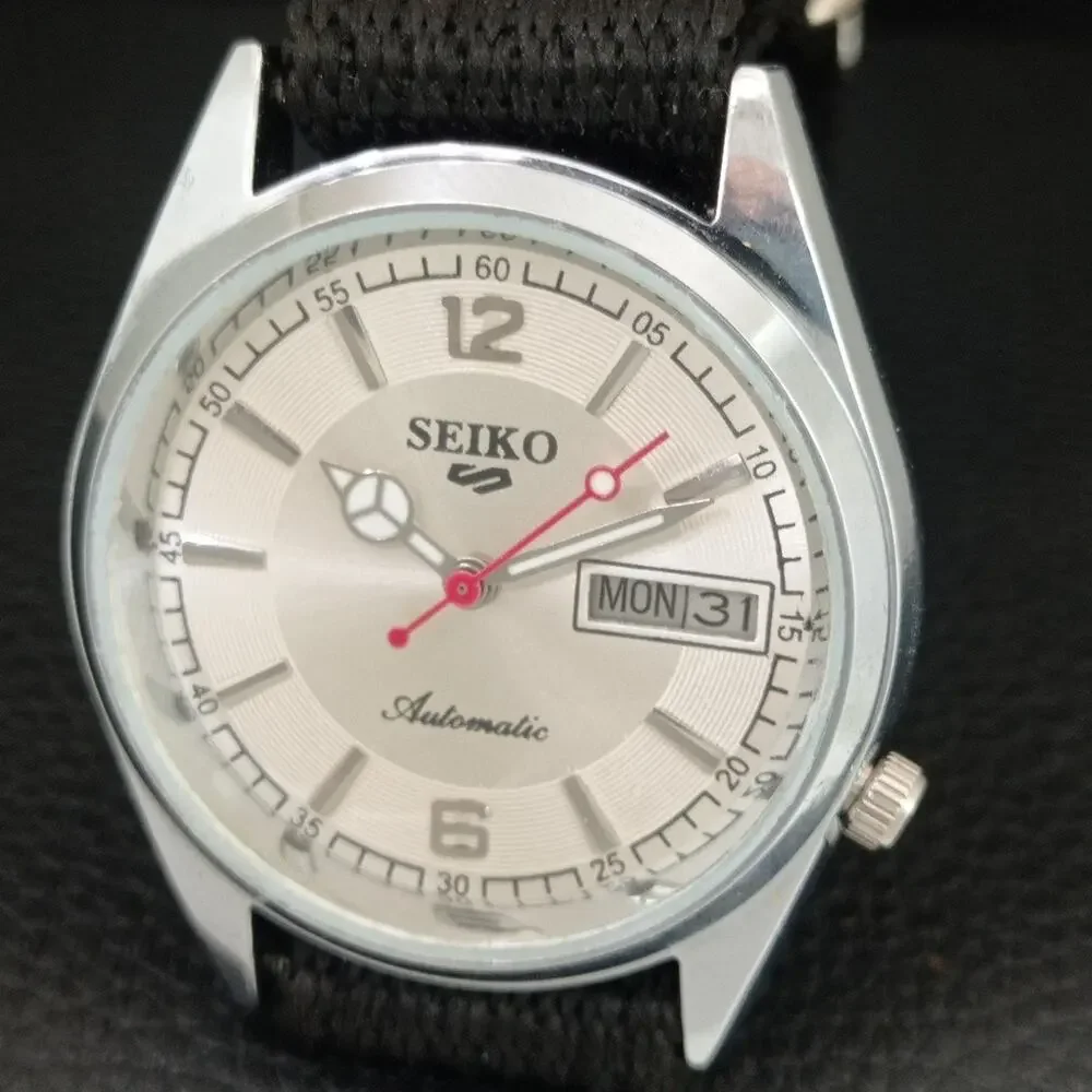 Vintage 1981 Seiko Automatic Mens Silver Watch W/daydate & White accents